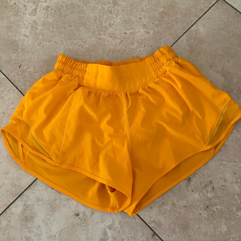 Lululemon Size 4 Hotty Hot Low Rise Lined Short 2.5 Inch